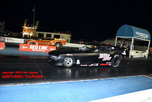 Colin Thomas - 'Twisted Sister' (near lane) 
vs Chris Schneider - 'Brutus' (far lane)